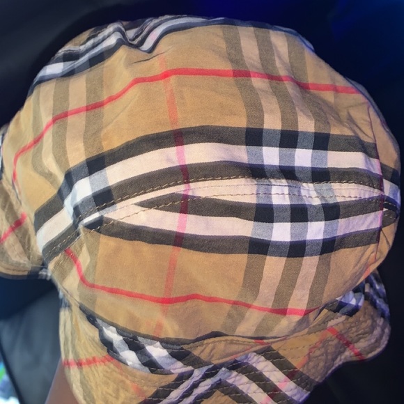 Burberry bucket hat (L)